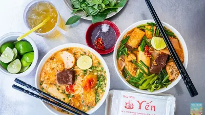 Bún Riêu Cô Yến의 바싹한 튀김 두부